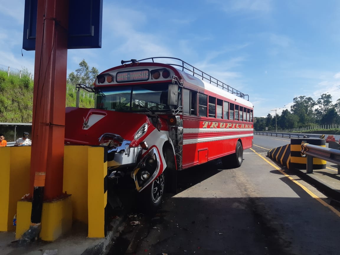 Momento en que autobus se estrella contra cisterna autopista