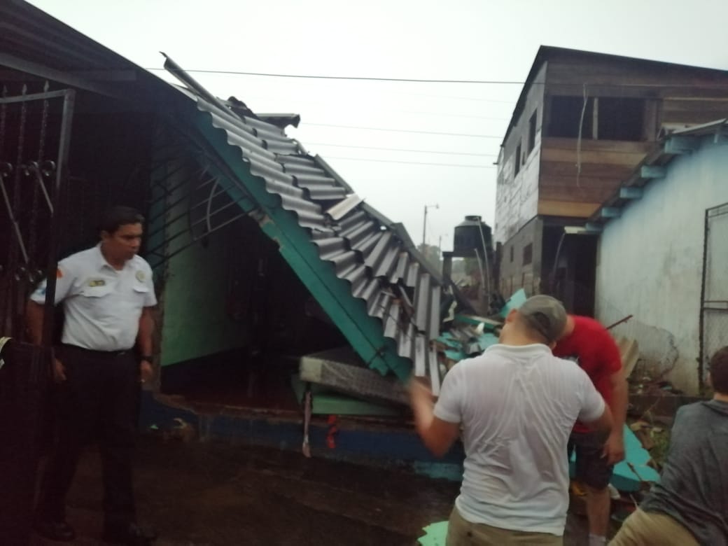 viviendas colapsan tras fuertes lluvias en Suchi