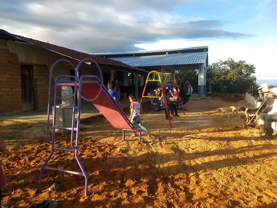 La escuela donde niños caminan dos horas para llegar