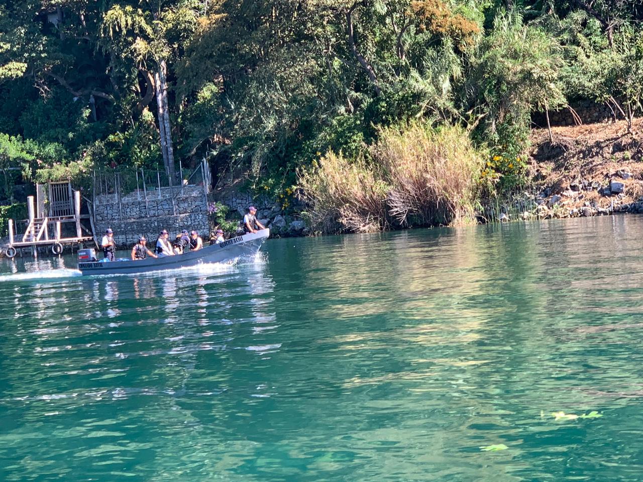 Continúa búsqueda de piloto de lancha que cayó al Lago de Atitlán