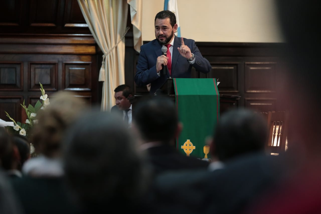 JImmy Morales asiste a aniversario de iglesia evangélica Presbiteriana