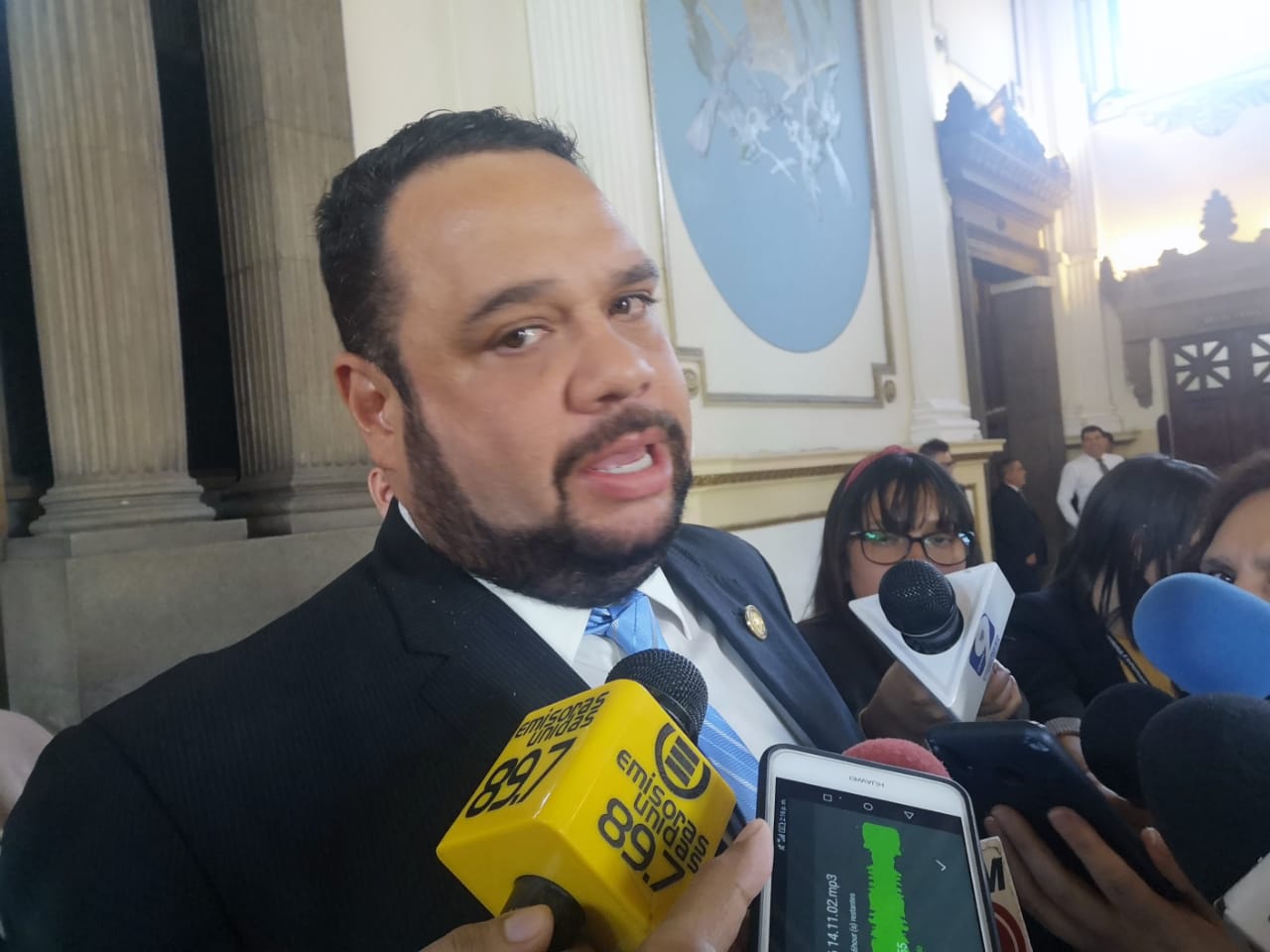 José Luis Benito recibe señalamientos de diputados durante interpelación.