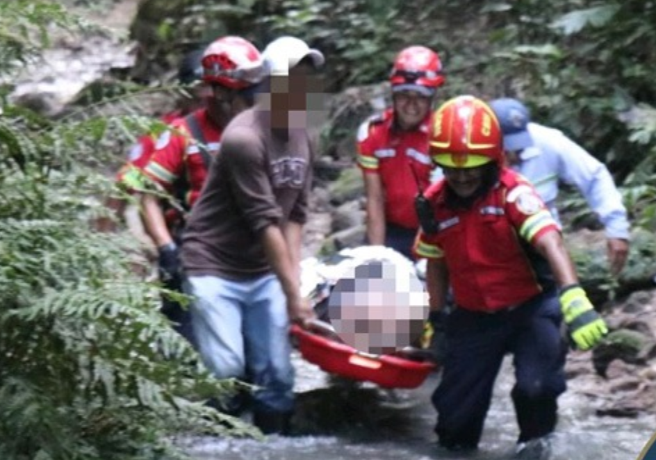 Mujer cae a barranco cuando buscaba a su mascota