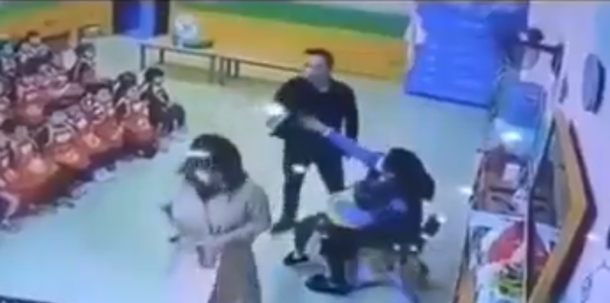 Padre descubre a maestro golpeando a su hija y la abofetea