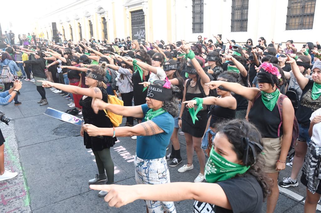 Guatemaltecas participan en acto feminista "Un violador en tu camino". Foto: Omar Solís/Publinews