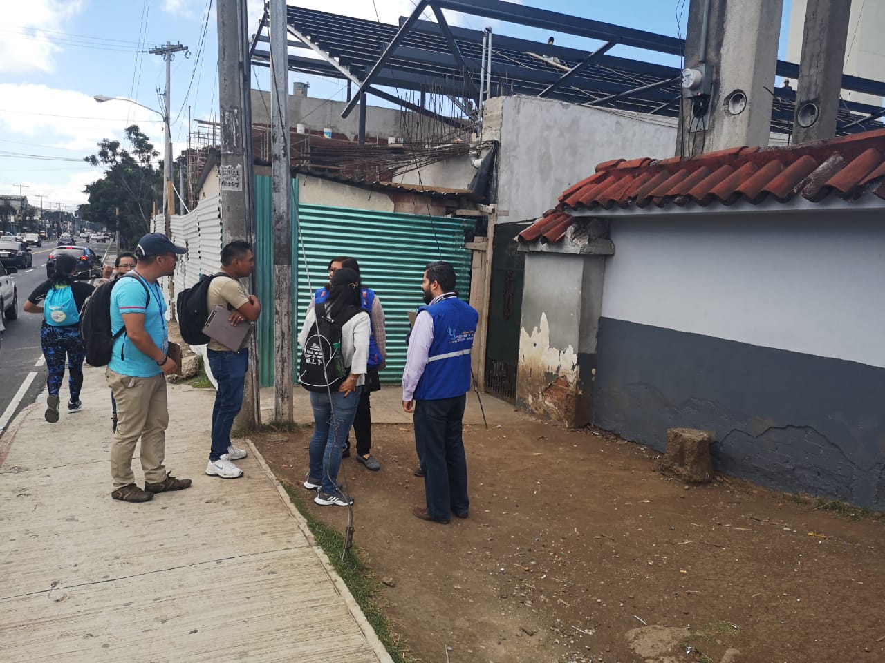 Delegados de la Procuraduría de los Derechos Humanos (PDH) conversan con retornados.