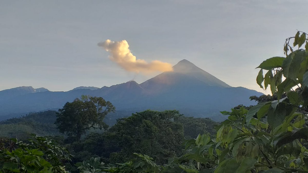 Volcán de Fuego tira ceniza