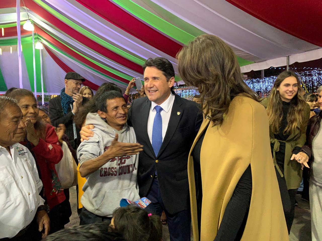 Ricardo Quiñónez compartió la cena de navidad con vecinos.