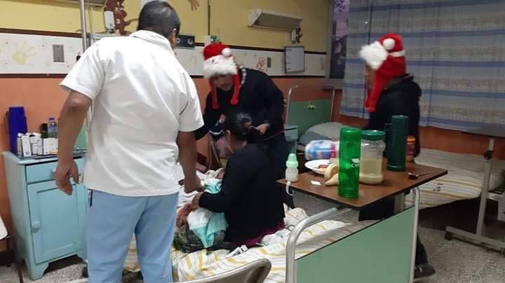 Jóvenes hacen buen gesto de Navidad con pacientes de hospital