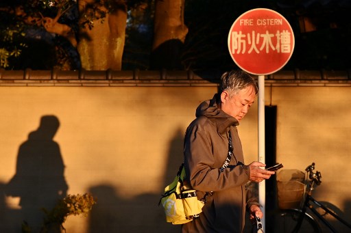 Arrestan a anciano jubilado por quejarse mucho por teléfono