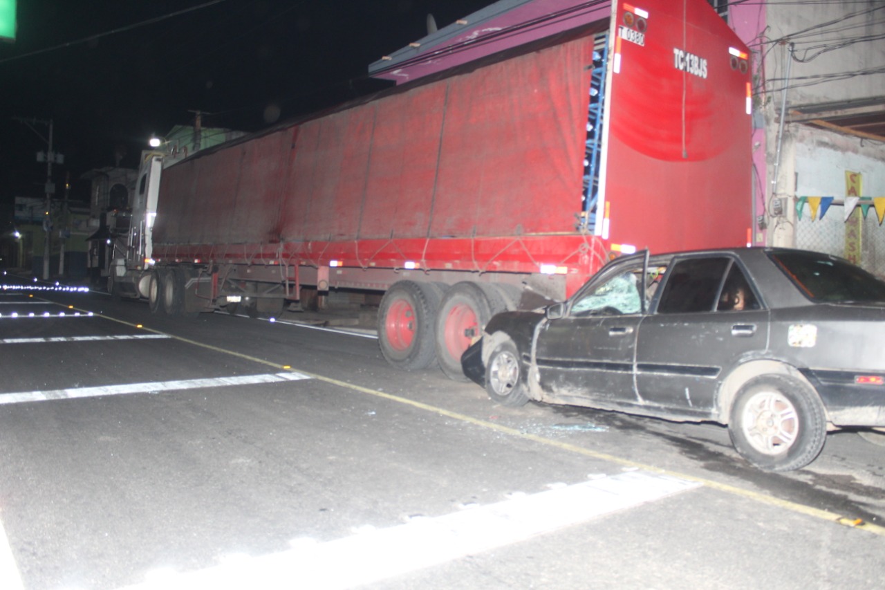 Pareja a bordo de vehículo impacta contra camión estacionado a media ruta