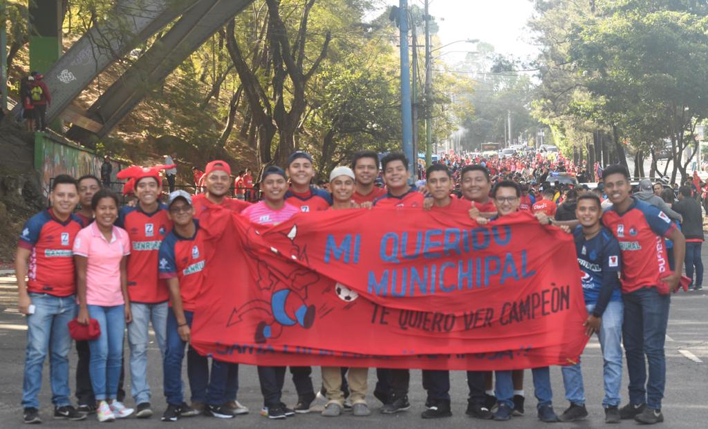 La afición le responde a Municipal y vuelve una fiesta afuera del estadio