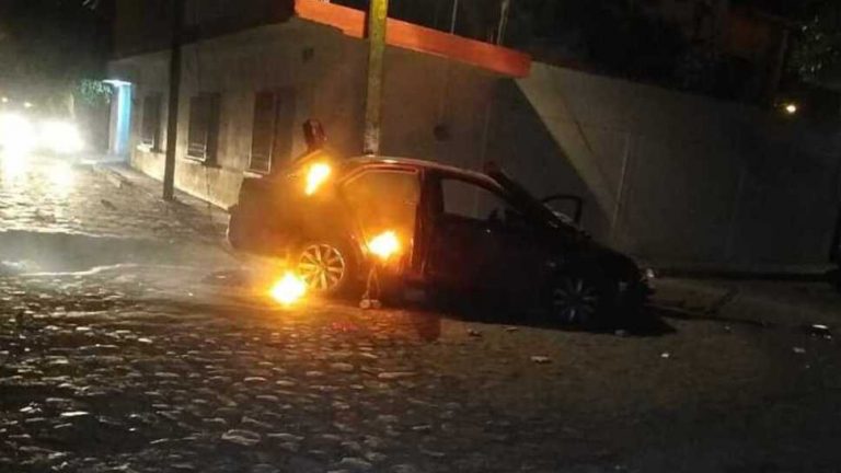 Mujer atropella con su auto al público de un desfile navideño