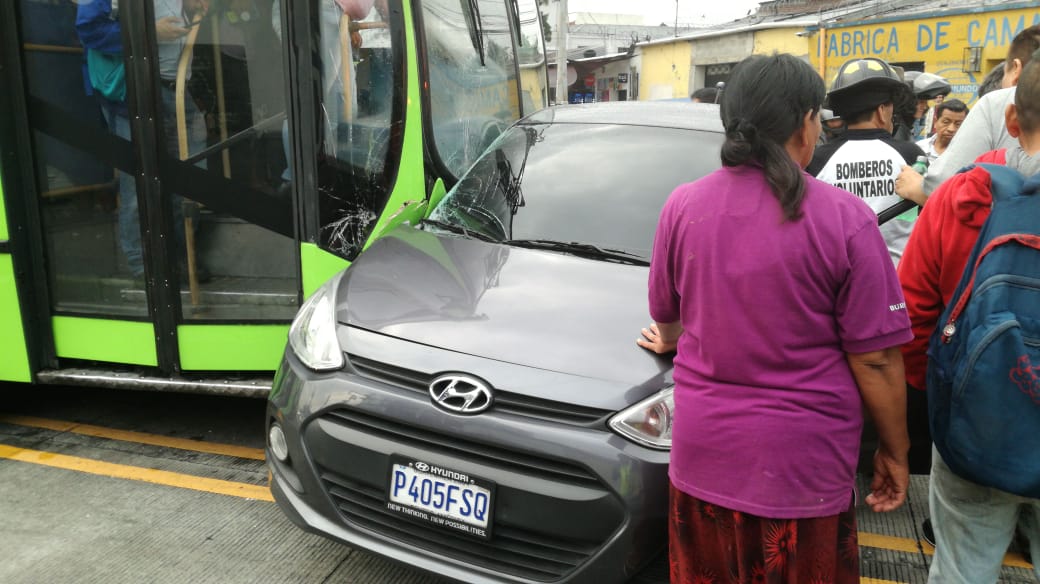 Conductora de vehículo resulta herida al intentar cruzar en vía del Transmetro