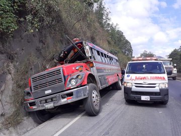 accidente de bus en Km. 24 de ruta al Pacífico