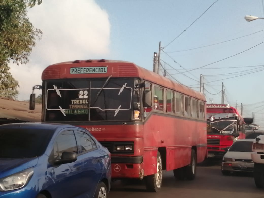 Pilotos de buses de la ruta 22 paralizan el servicio por extorsiones