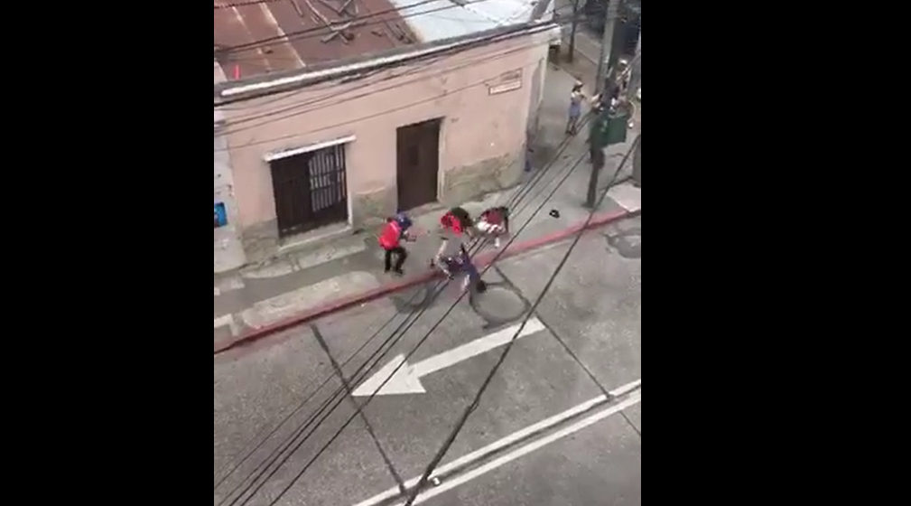 Tripulantes de motocicleta agreden a peatón en la zona 2