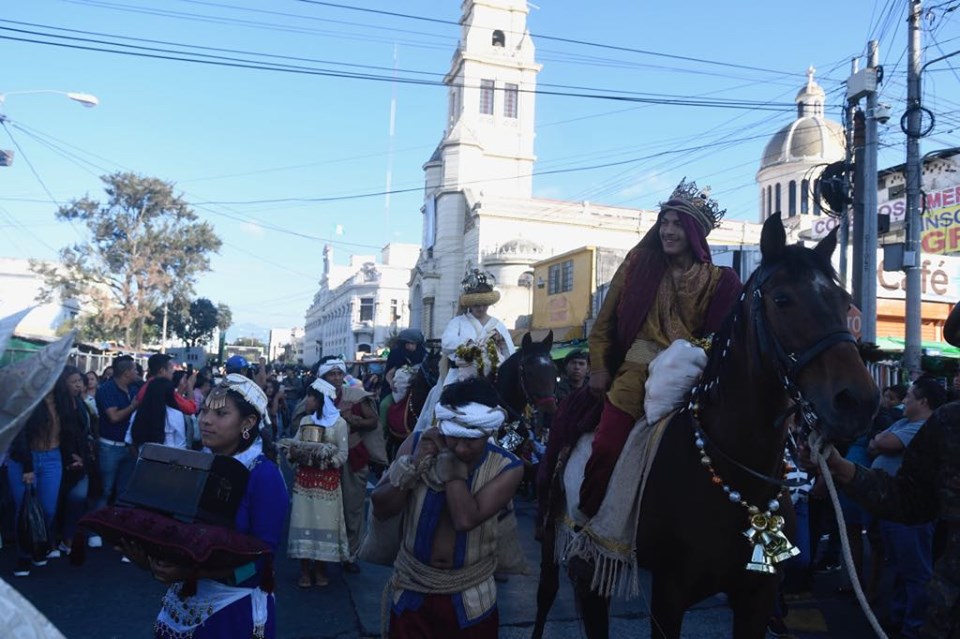 Reyes Magos entregan regalos a niños en el Paseo de la Sexta