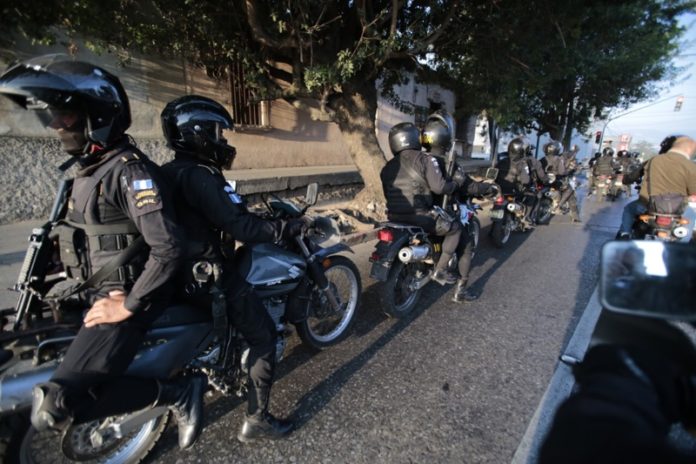 Agentes motorizados de la PNC repelen a balazos un asalto en Izabal