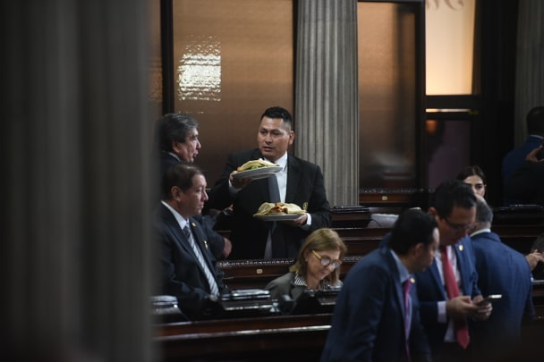 Diputados asisten a la tercera sesión plenaria entre chicharrones