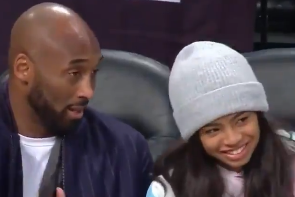 Kobe Bryant y su pequeña hija vistos juntos en un partido de baloncesto