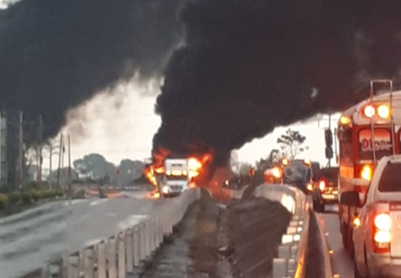 Tráiler se incendia en ruta al Pacífico