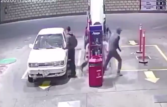 VIDEO: asaltantes balean a conductor en una gasolinera