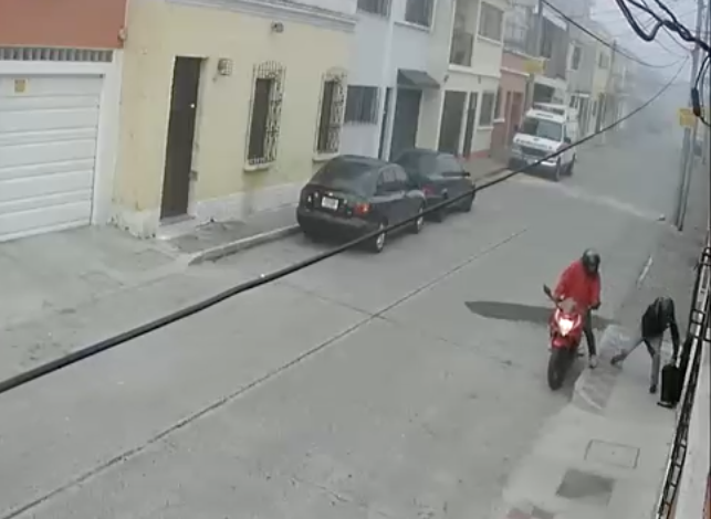 VIDEO: roban teléfono celular a una mujer en la zona 1