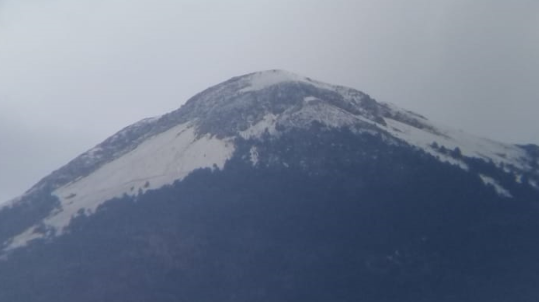 Volcán Acatenango se forma hielo por bajas temperaturas