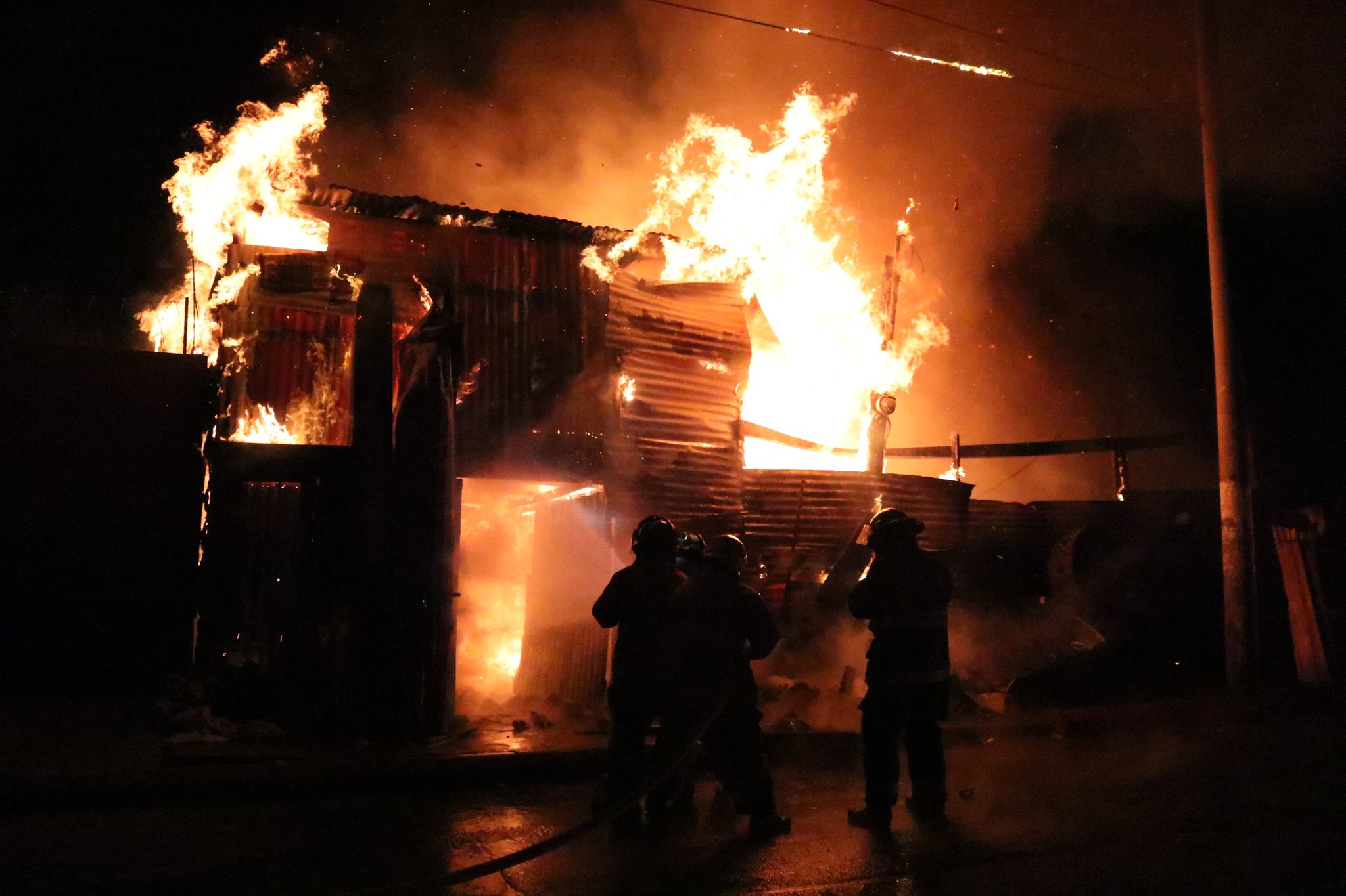 Incendio consume varios comercios en La Terminal