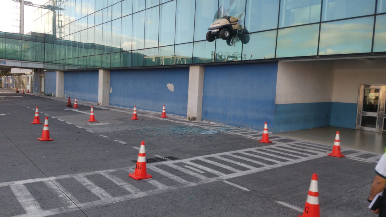 Vehículo queda trabado entre ventanales en el Aeropuerto La Aurora