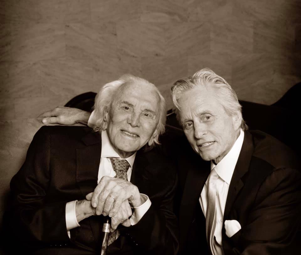 Michael Douglas mensaje tras fallecimiento de su papá, Kirk Douglas