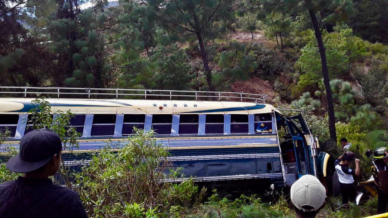 Bus cae a barranco, piloto muere y pasajeros resultan heridos