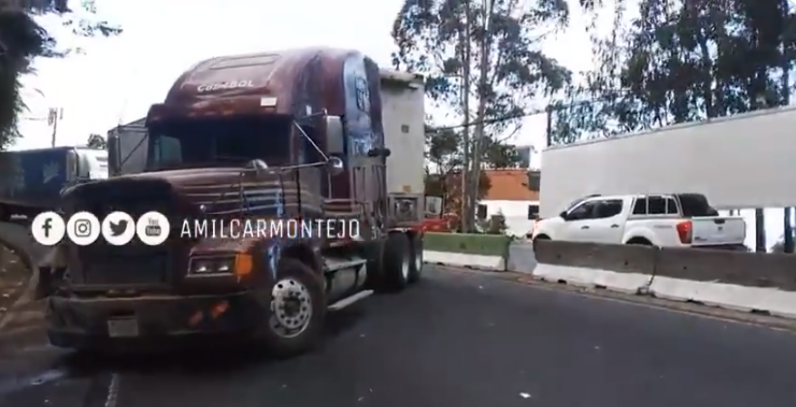 Accidente entre vehículo y tráler obstruye ingreso a la ciudad