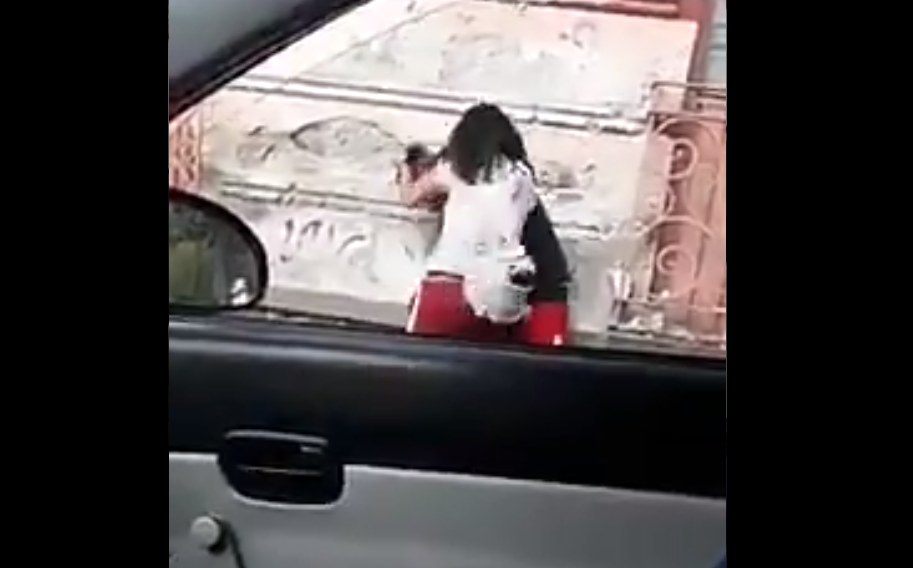 Captan a mujer agrediendo a su novio