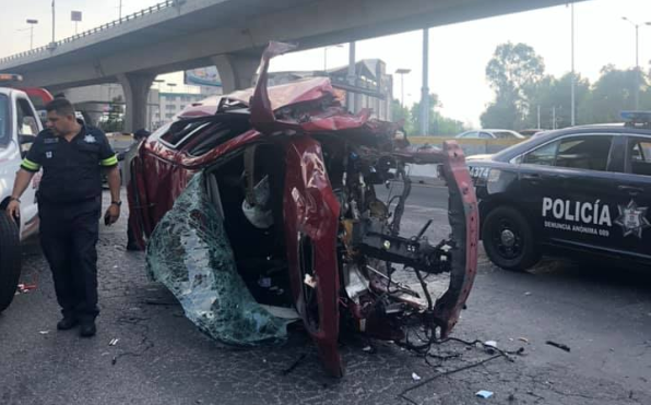 VIDEO: conductor sale expulsado de vehículo tras chocar contra muro