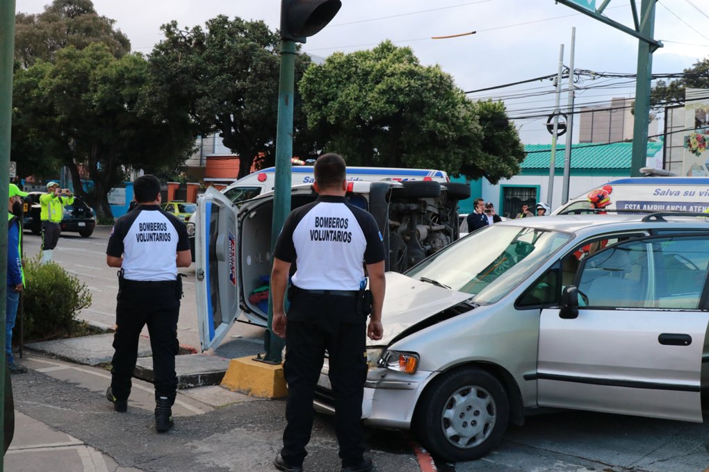 Accidente entre vehículo y ambulancia