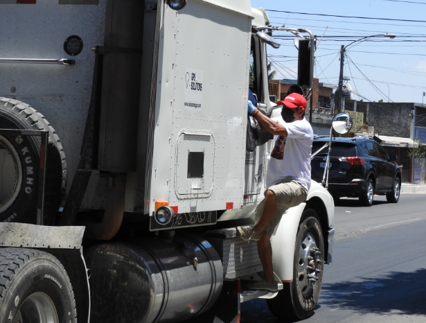 Familia realiza noble gesto con camioneros por abastecer comercios