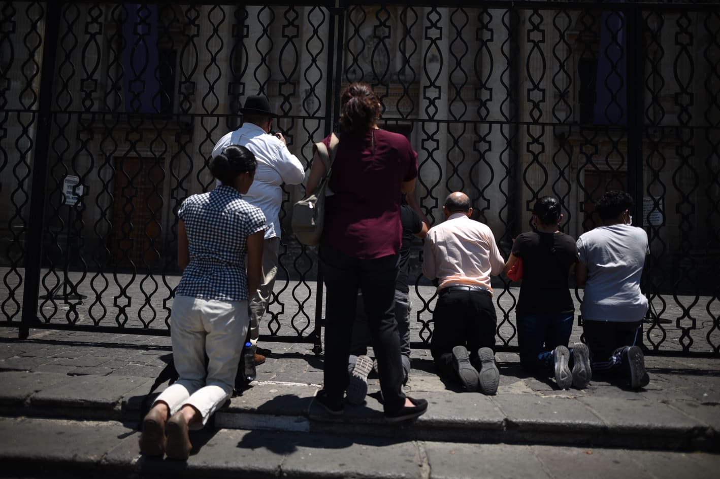 VIDEO | Entre lágrimas, fieles católicos reciben la bendición del Santísimo Sacramento