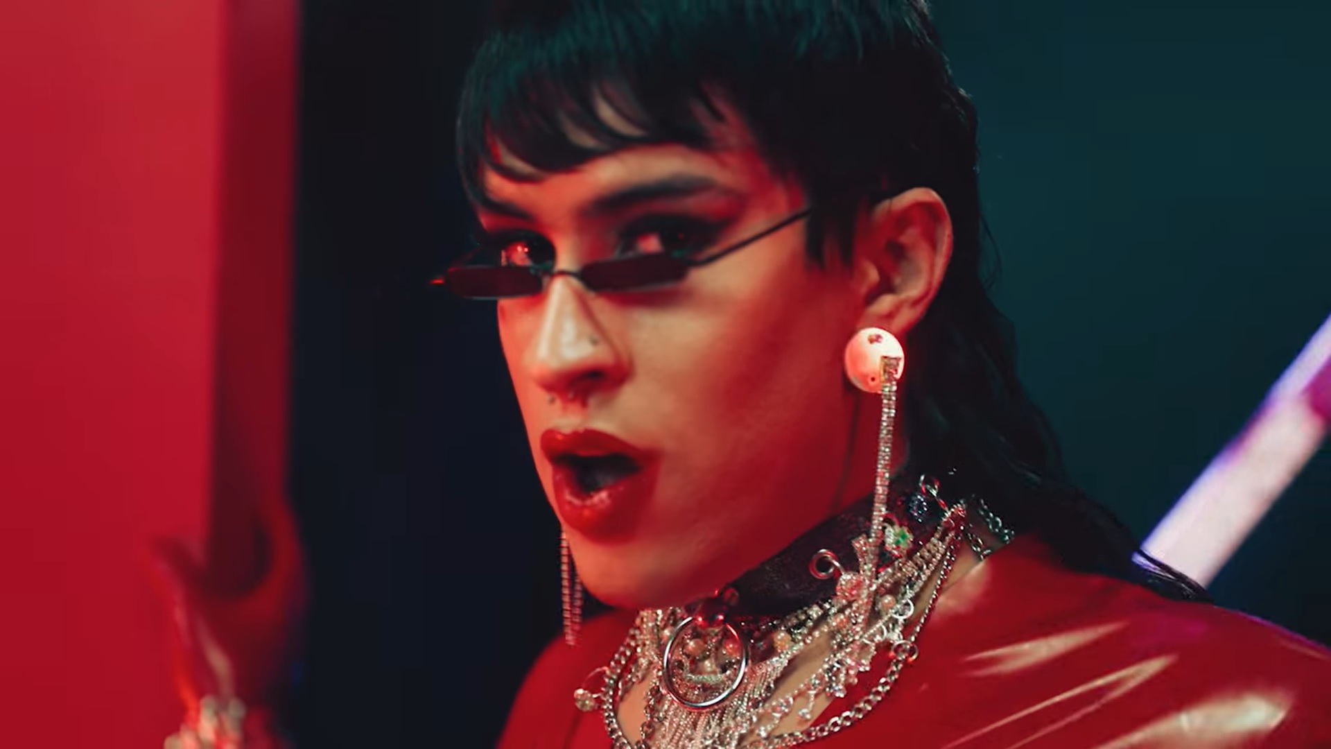 Bad Bunny se viste de mujer en su nuevo video y es una sensación