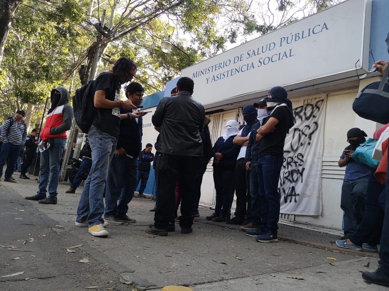 Estudiantes de enfermería toman el ministerio de salud