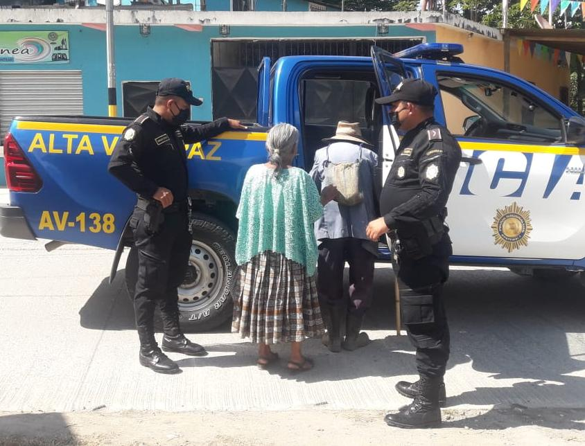 Se inicia toque de queda y pareja de ancianos es ayudada