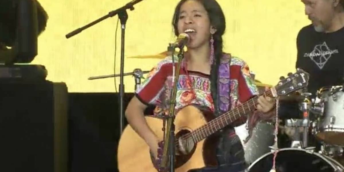 #TiempoDeMujeres: Sara Curruchich canta en el Zócalo de la CDMX