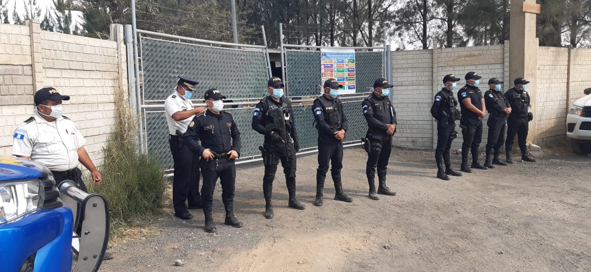 Un contingente de la PNC custodia entrada al Hospital de Villa Nueva