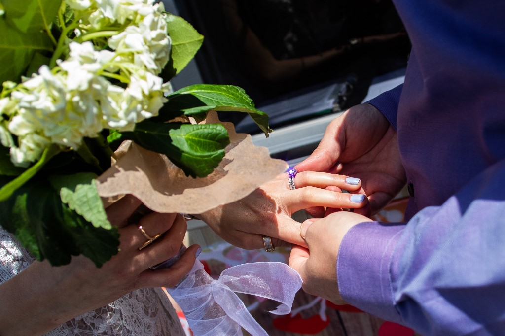 Pareja se casa y decide colocar las fotografías de sus invitados en las bancas de la iglesia