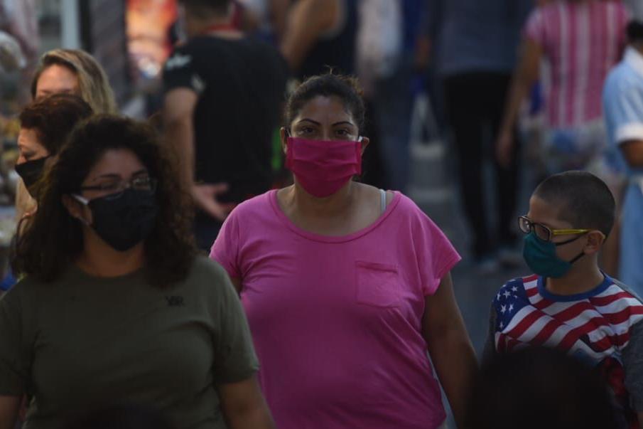 El uso adecuado de la mascarilla y cómo desecharla, según la OMS