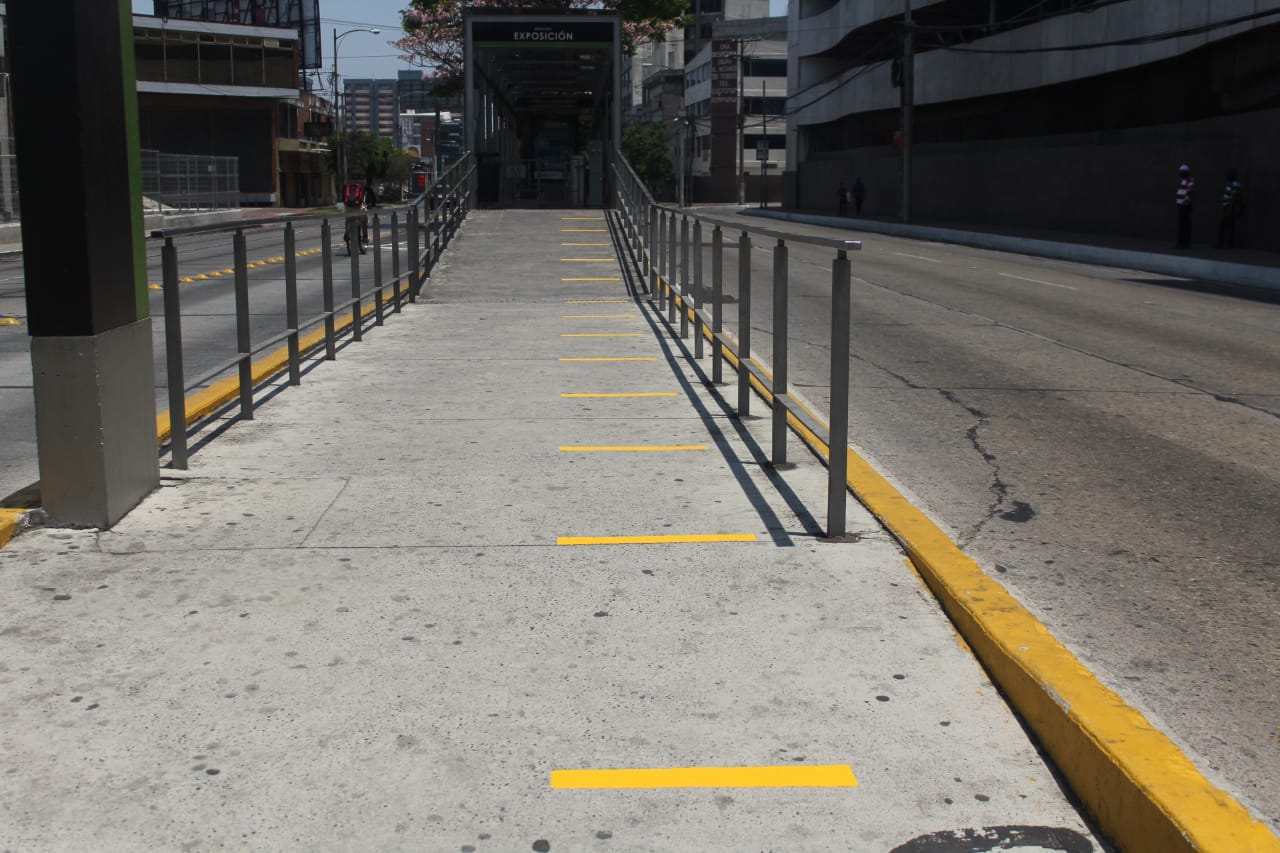 Realizan marcaje de distanciamiento entre personas en estaciones del Transmetro