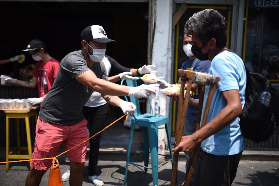 En medio de la emergencia regalan alimentos, esta es la iniciativa y labor humanitaria