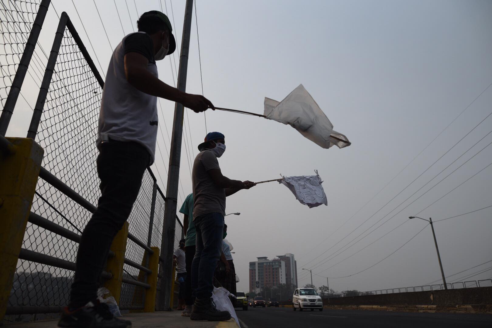 VIDEO | Con bandera blanca vecinos de asentamiento ayuda para comer