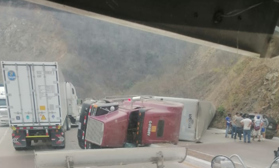 Vuelca tráiler en ruta al Atlántico y bloquea carriles con dirección a la Capital